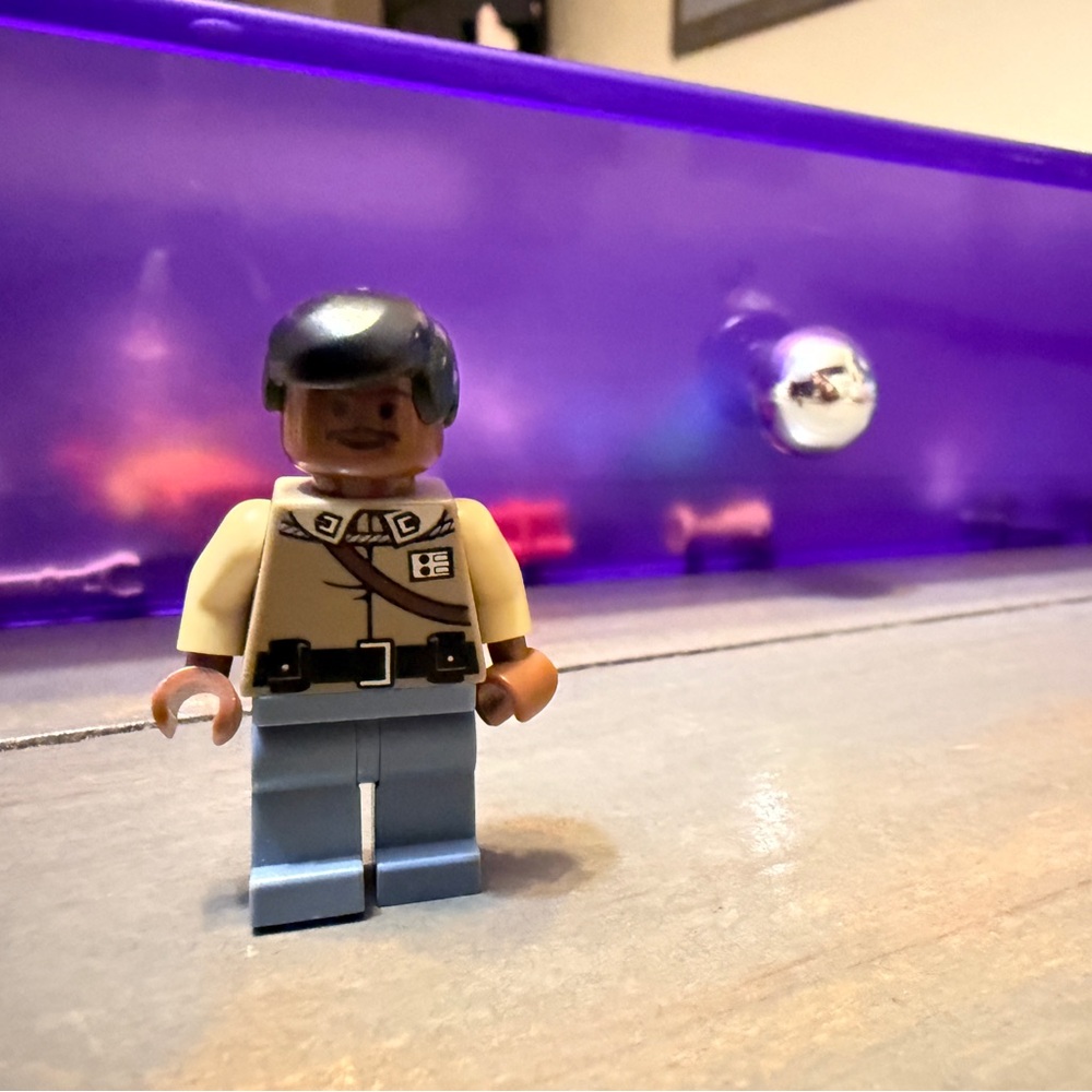 LEGO Minifigure Lando Calirissian. Light Blue Pants and Beige Shirt